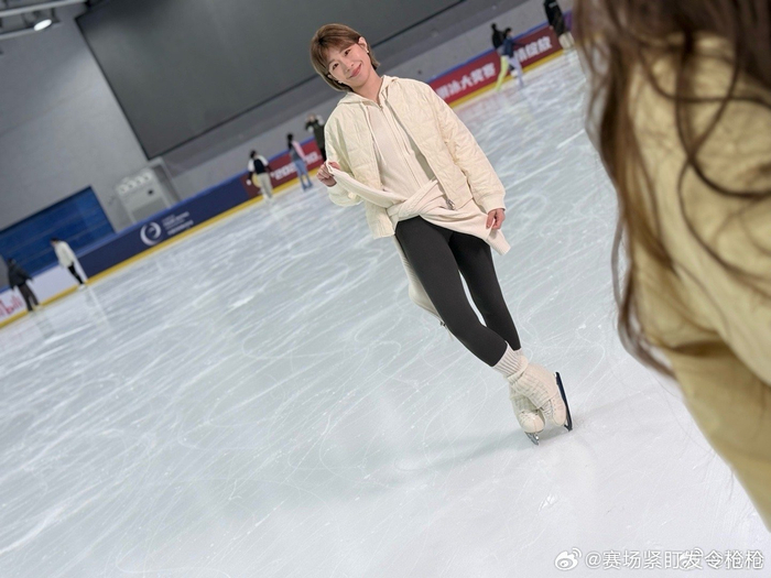 天天盈球在线-张丹晒花样滑冰训练与带娃日常|冬奥会|拍摄_新浪新闻